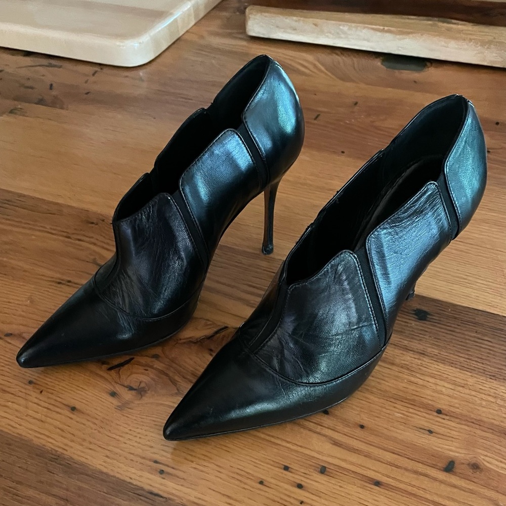 Manolo Blahnik leather bootie, black, sz 37.5/7.5